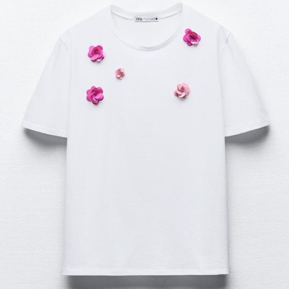 ZARA White Tee with 3D Floral Appliqués - 100% cotton - Size XL - New🌸